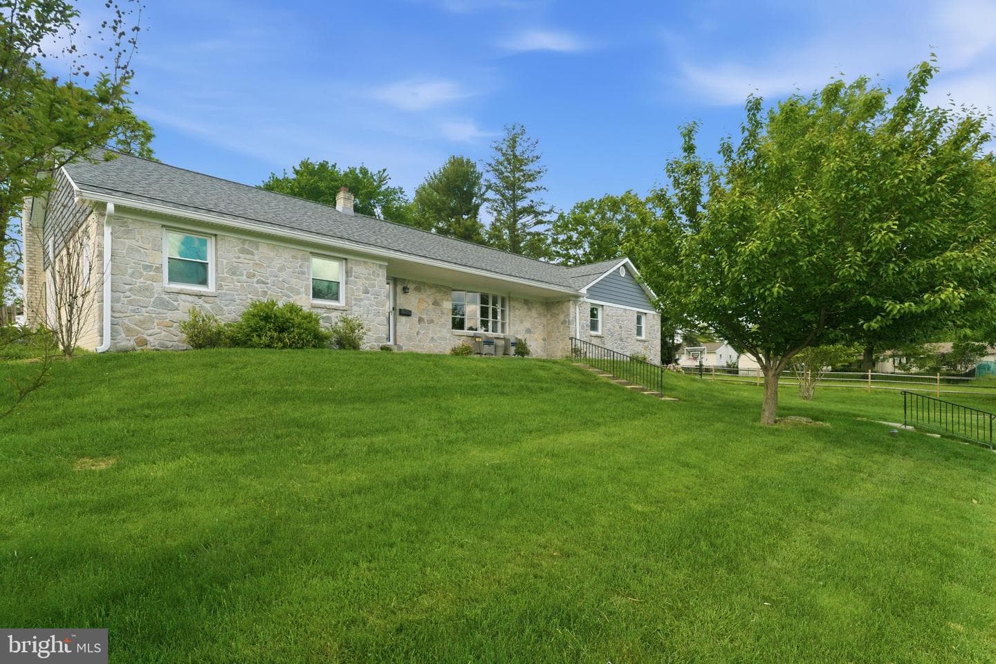 642 Knoll Drive photo 2