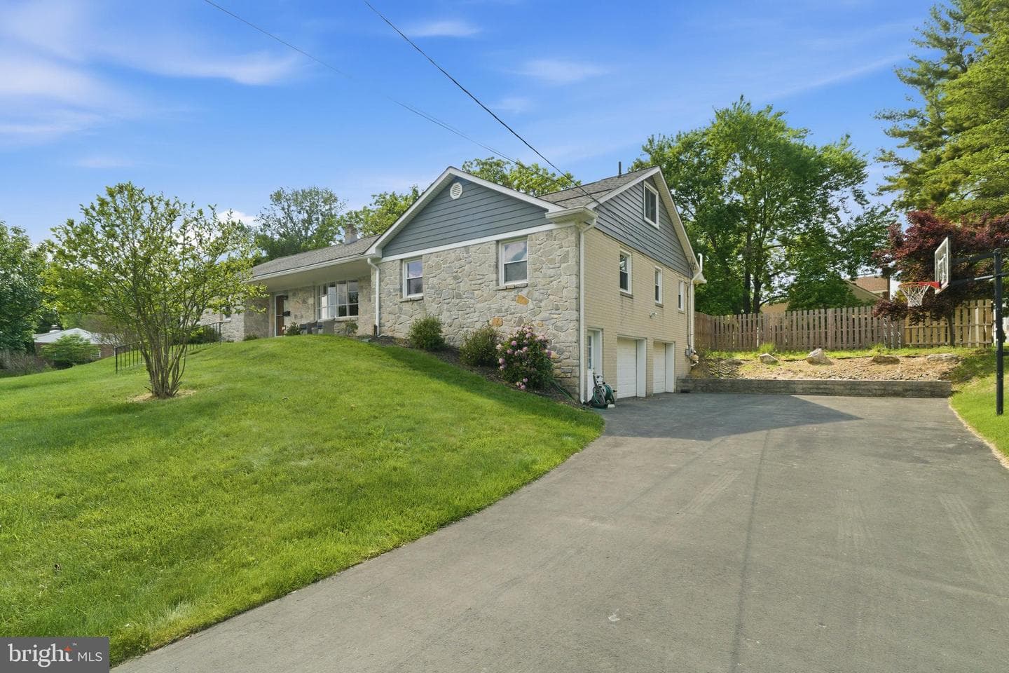 642 Knoll Drive photo 3