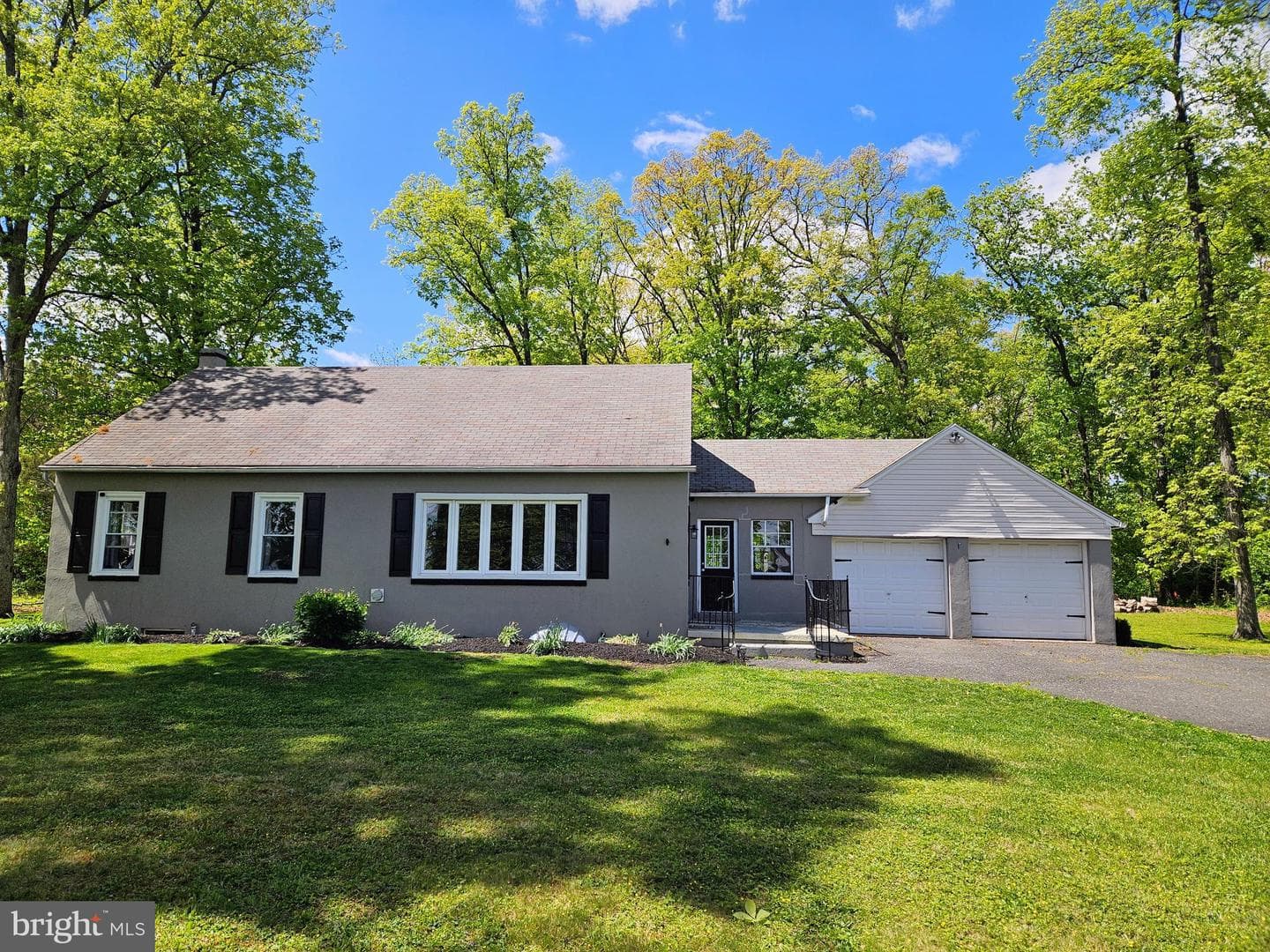 895 Cressman Road photo 1