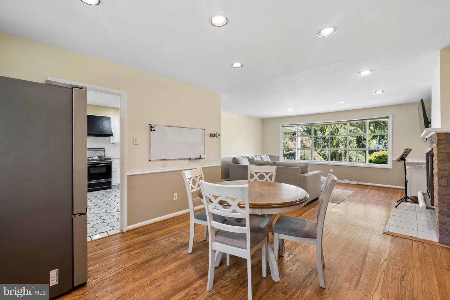 1076 Devon Road photo 13