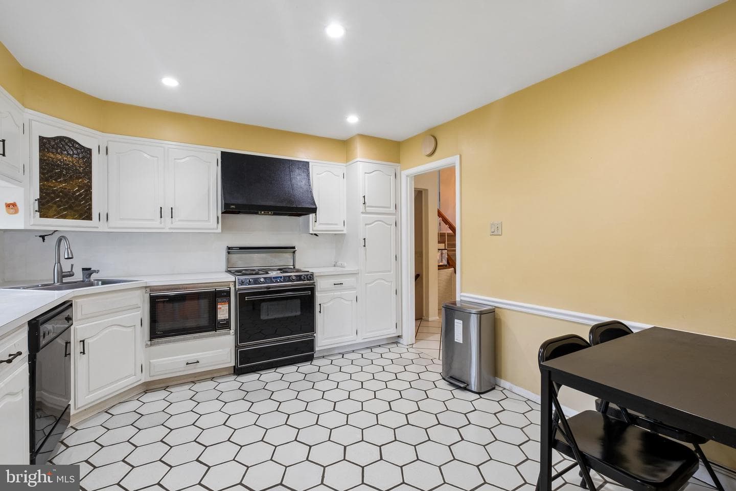 1076 Devon Road photo 19