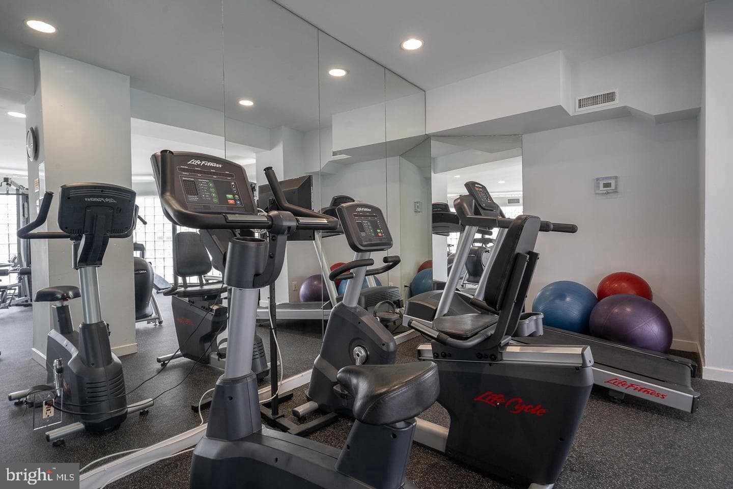 1750 Oakwood Terrace #16c photo 31