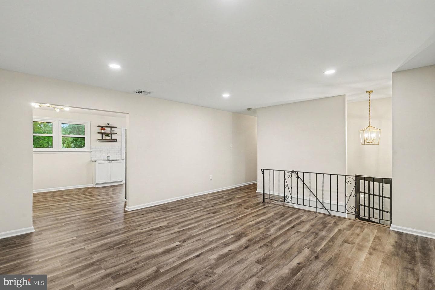 208 W 3rd Street photo 9