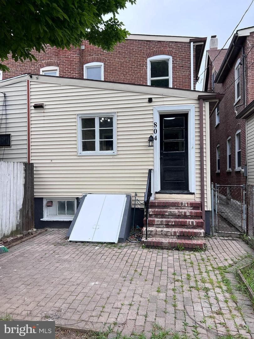 804 Queen Street photo 24