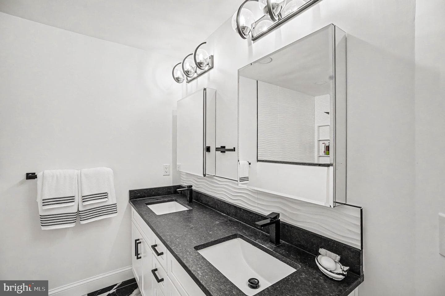 944 Hedgerow Court photo 33