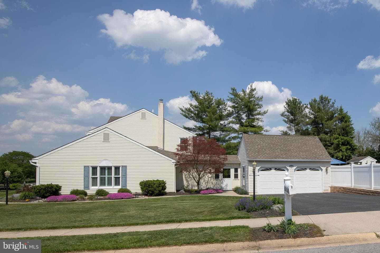 2284 Locust Drive photo 3