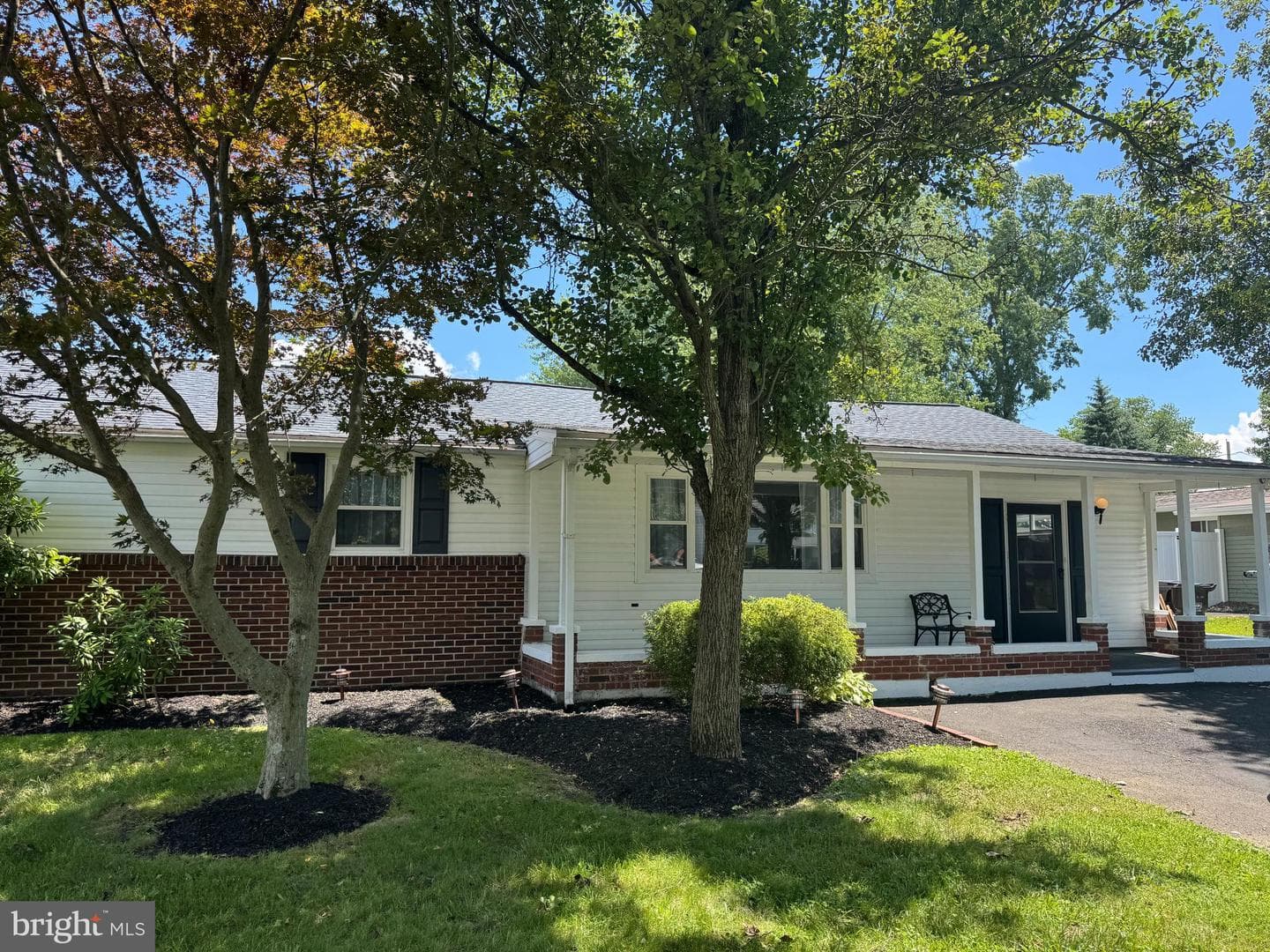 23 Maple Avenue photo 3