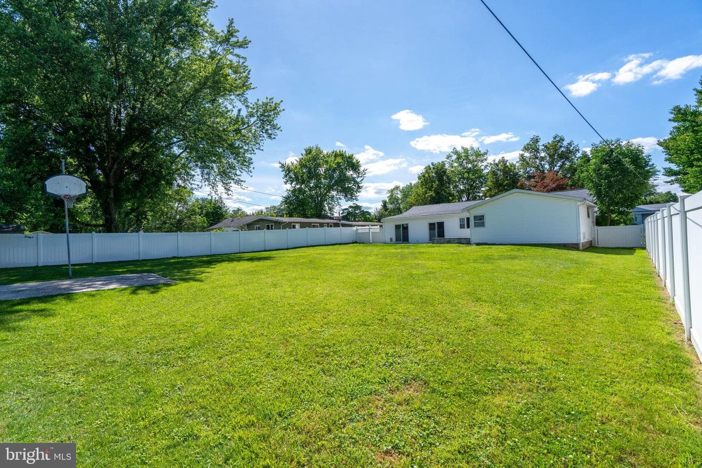 23 Maple Avenue photo 9