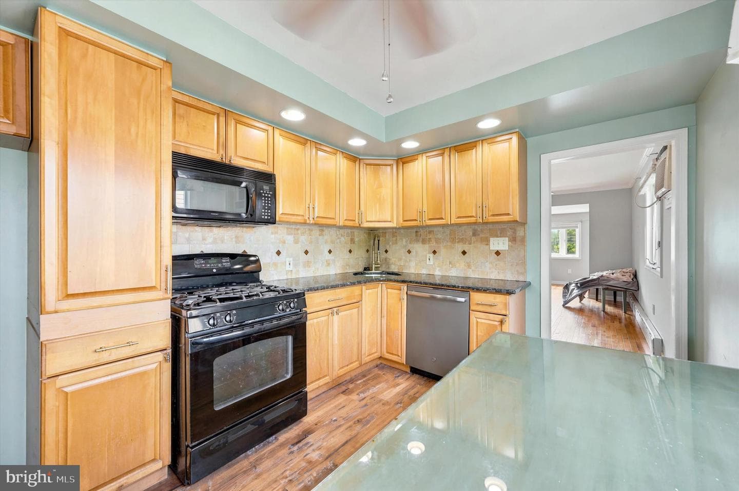 218 N Sylvania Avenue photo 9