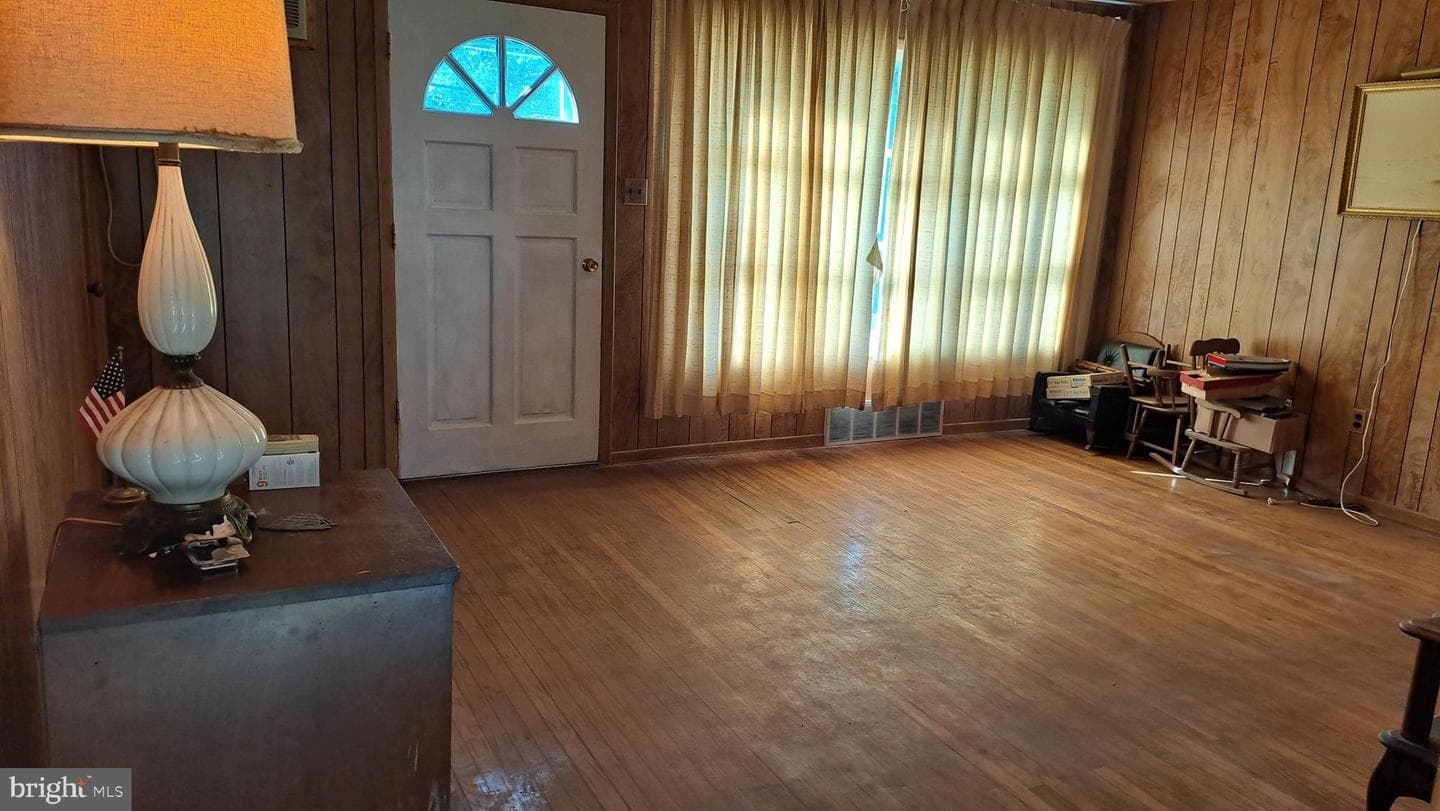 1214 Hall Avenue photo 8