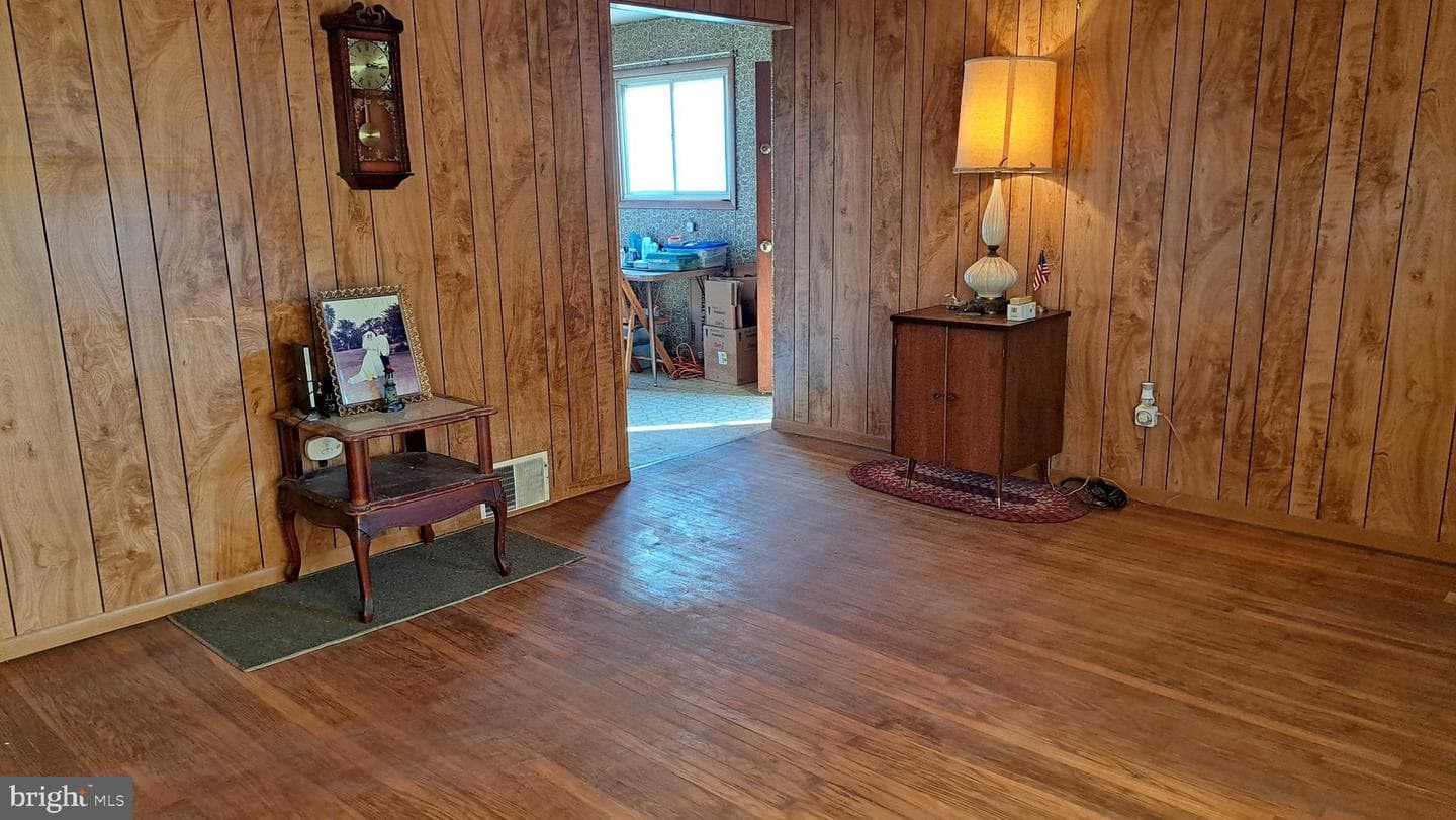 1214 Hall Avenue photo 9