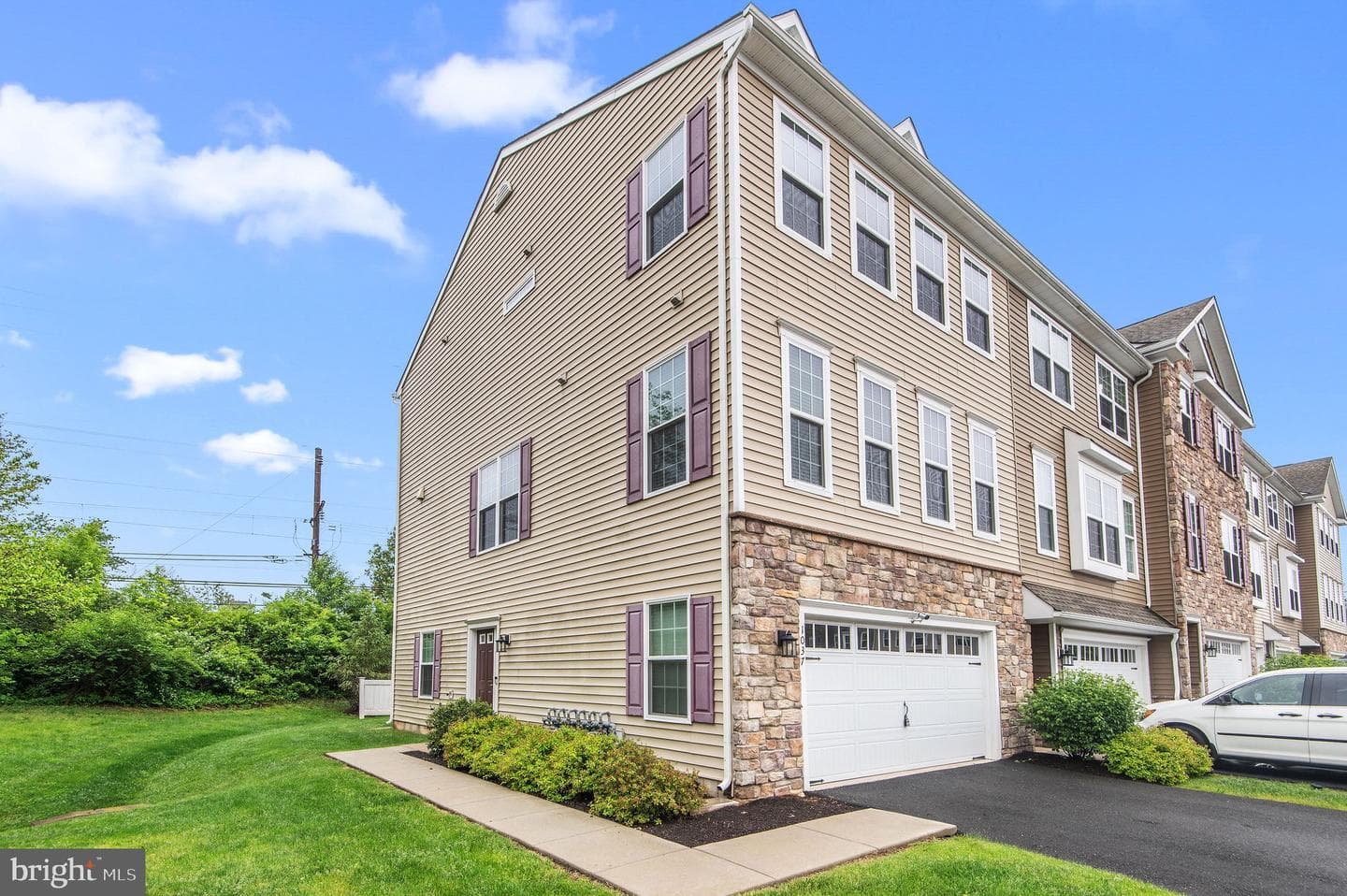 1037 Chapman, Hatfield