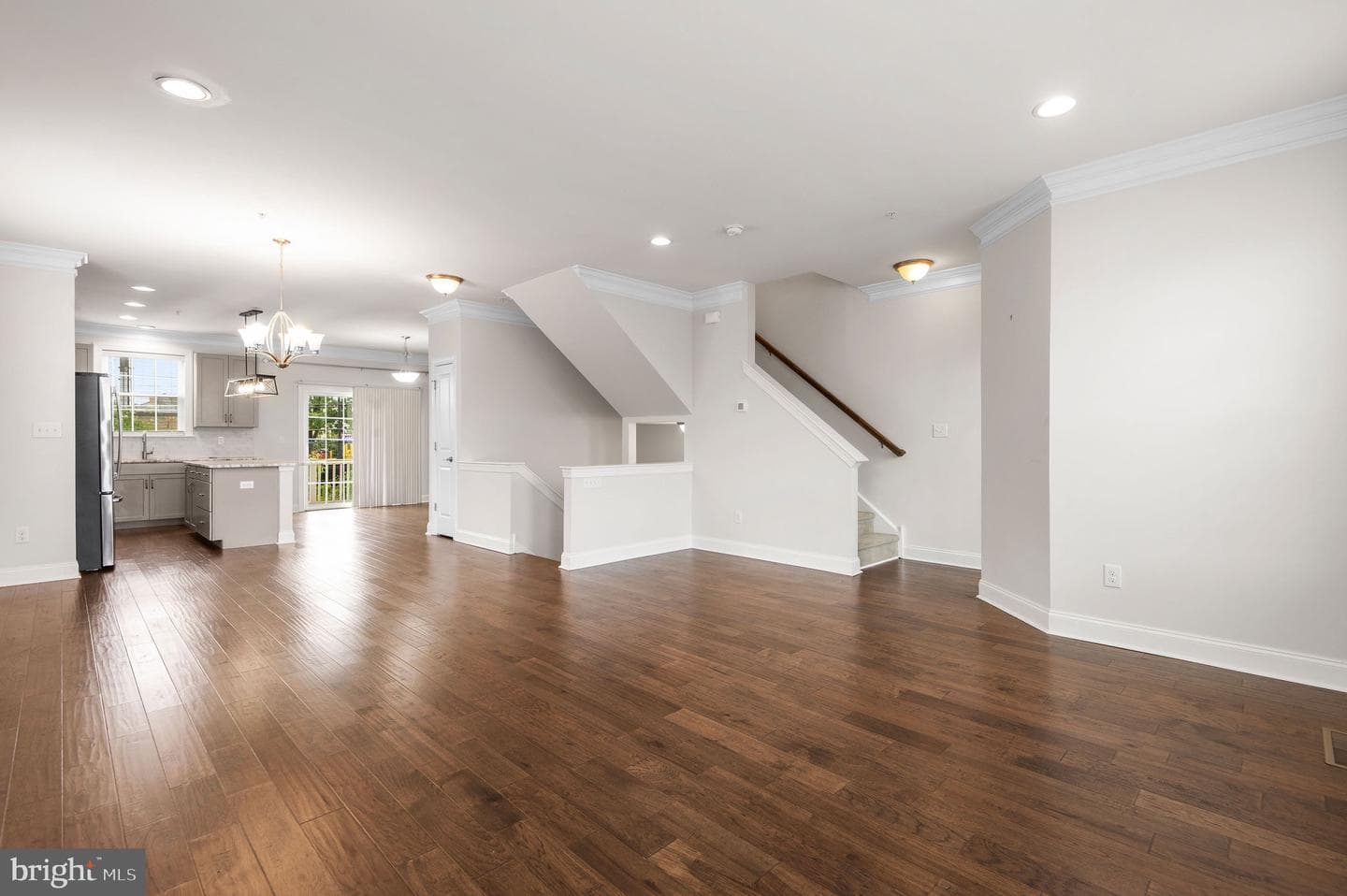 1037 Chapman photo 12