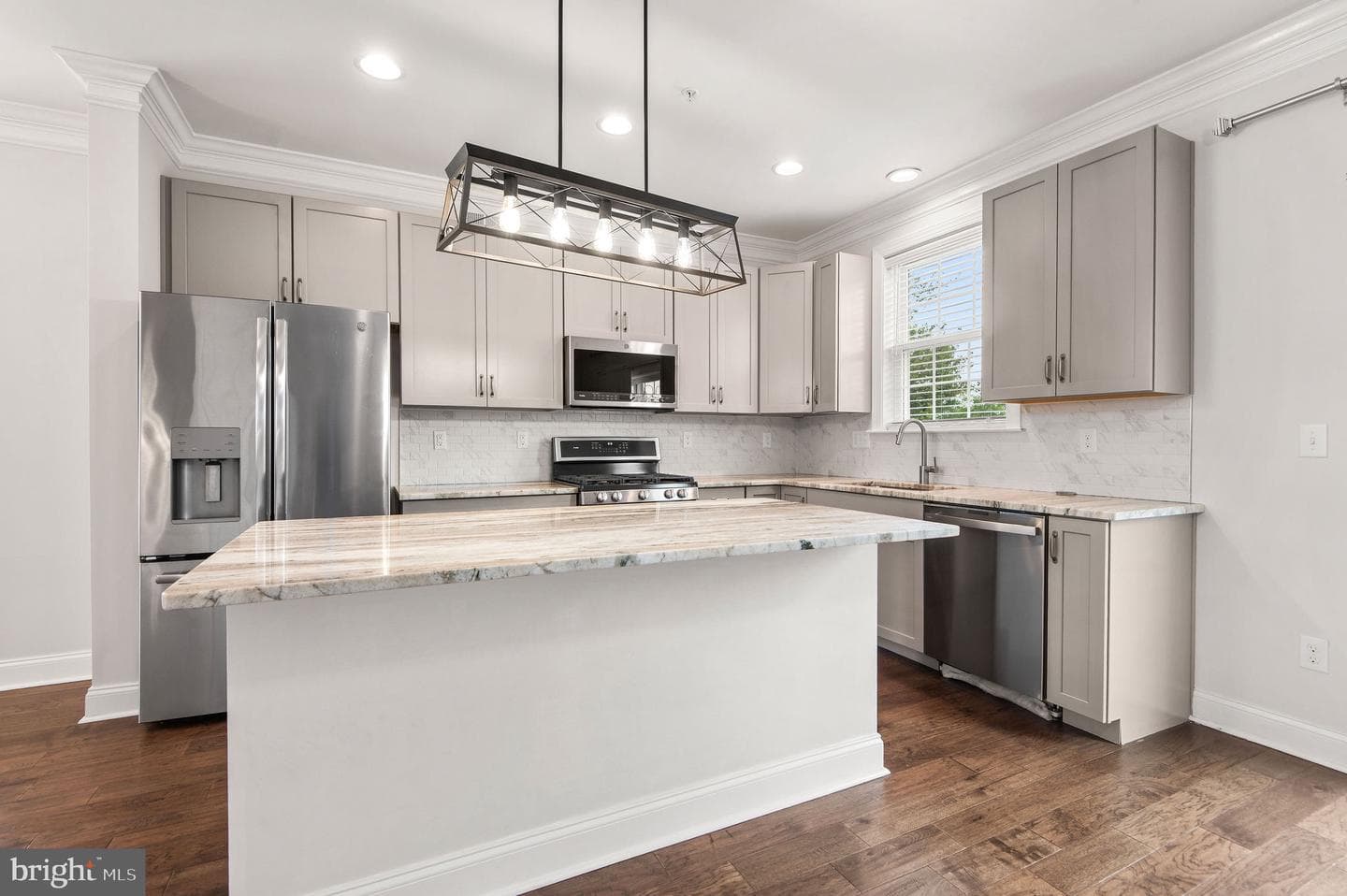 1037 Chapman photo 19