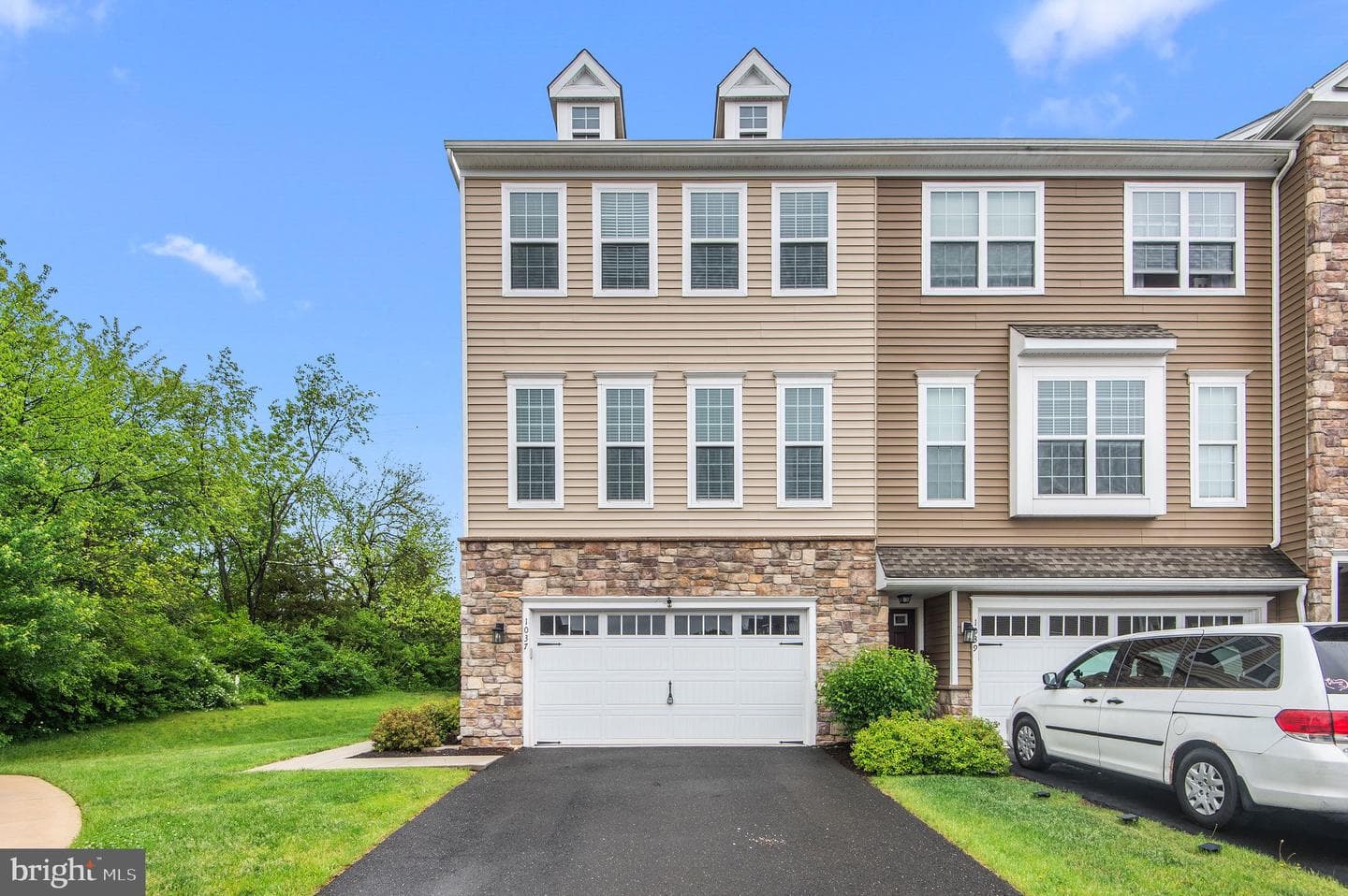 1037 Chapman, Hatfield