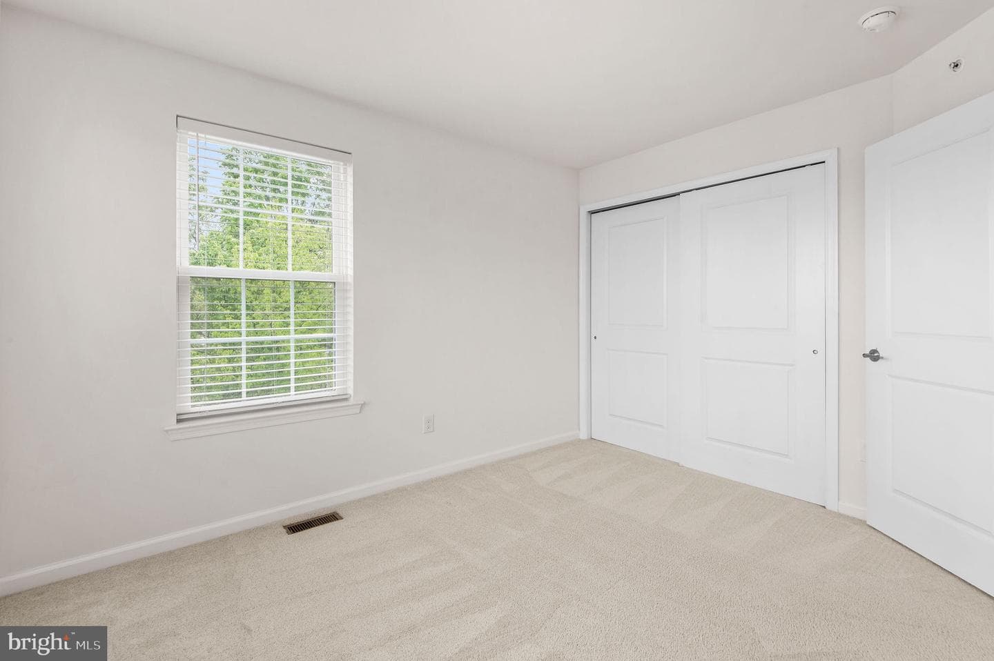1037 Chapman photo 31