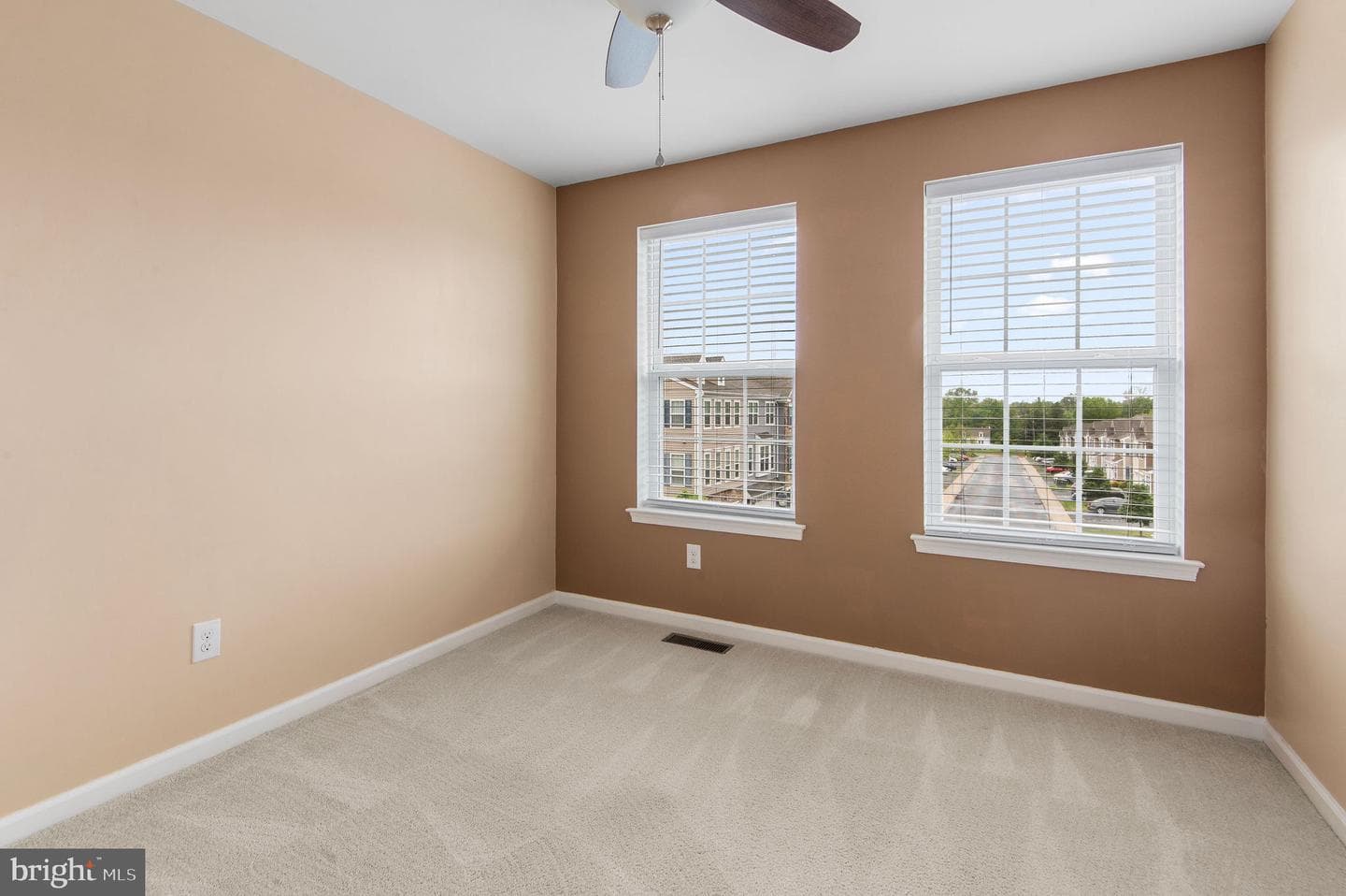 1037 Chapman photo 32