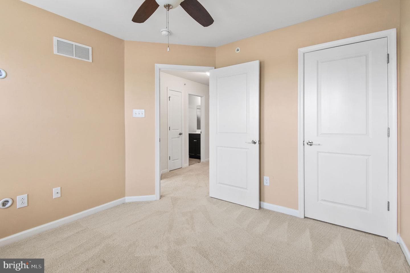 1037 Chapman photo 33