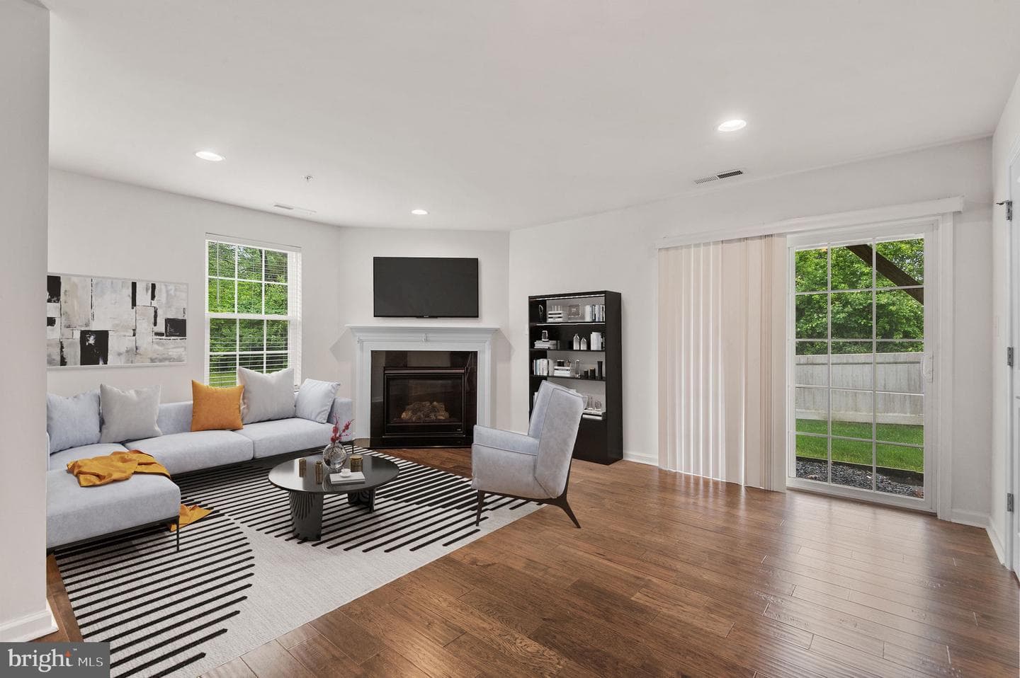 1037 Chapman photo 7