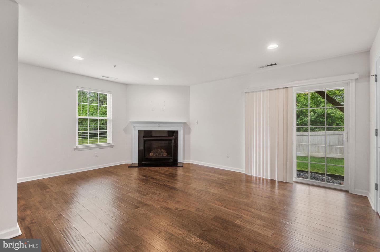 1037 Chapman photo 8