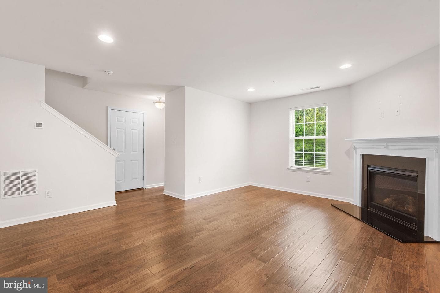 1037 Chapman photo 9