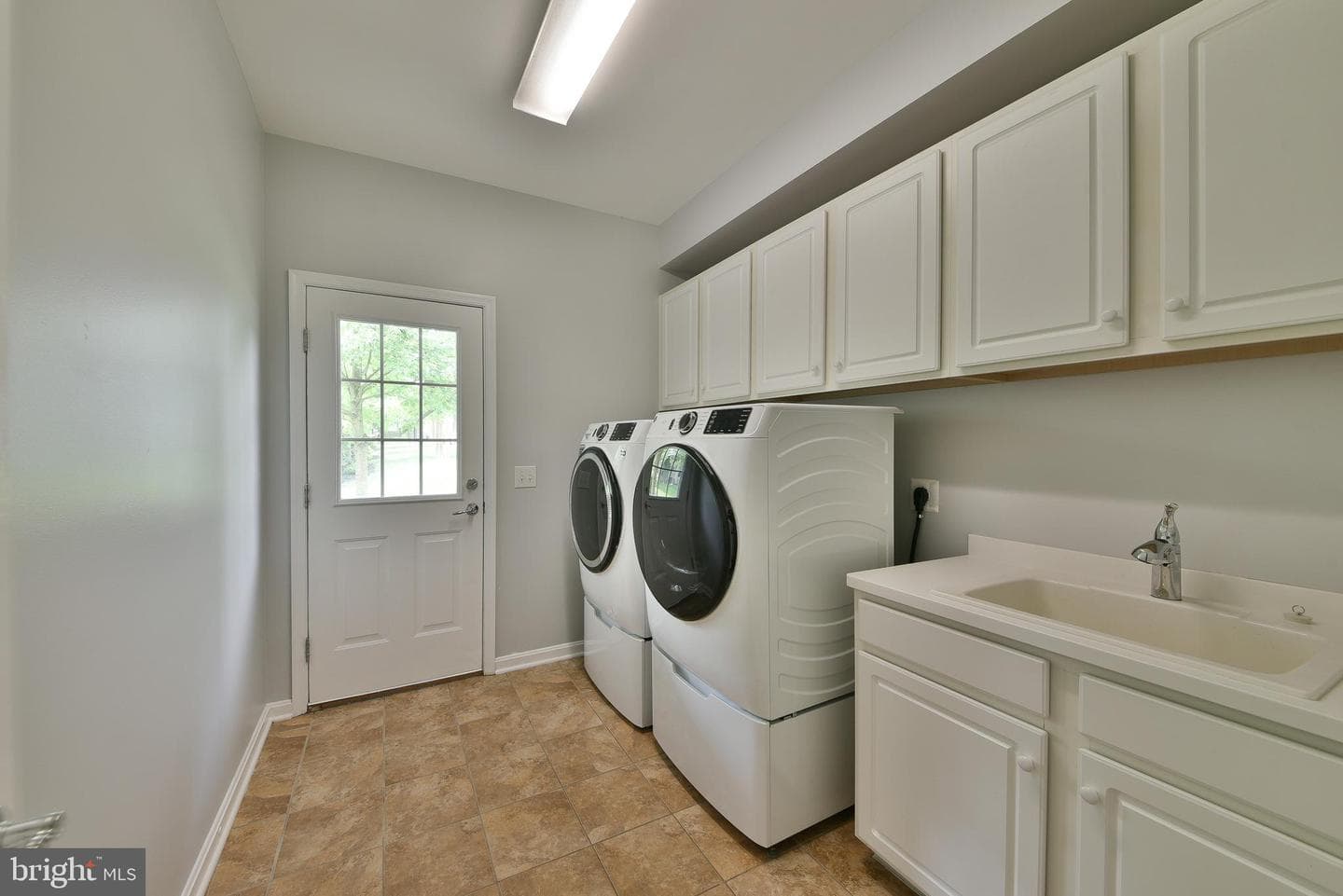 504 Ellison photo 25