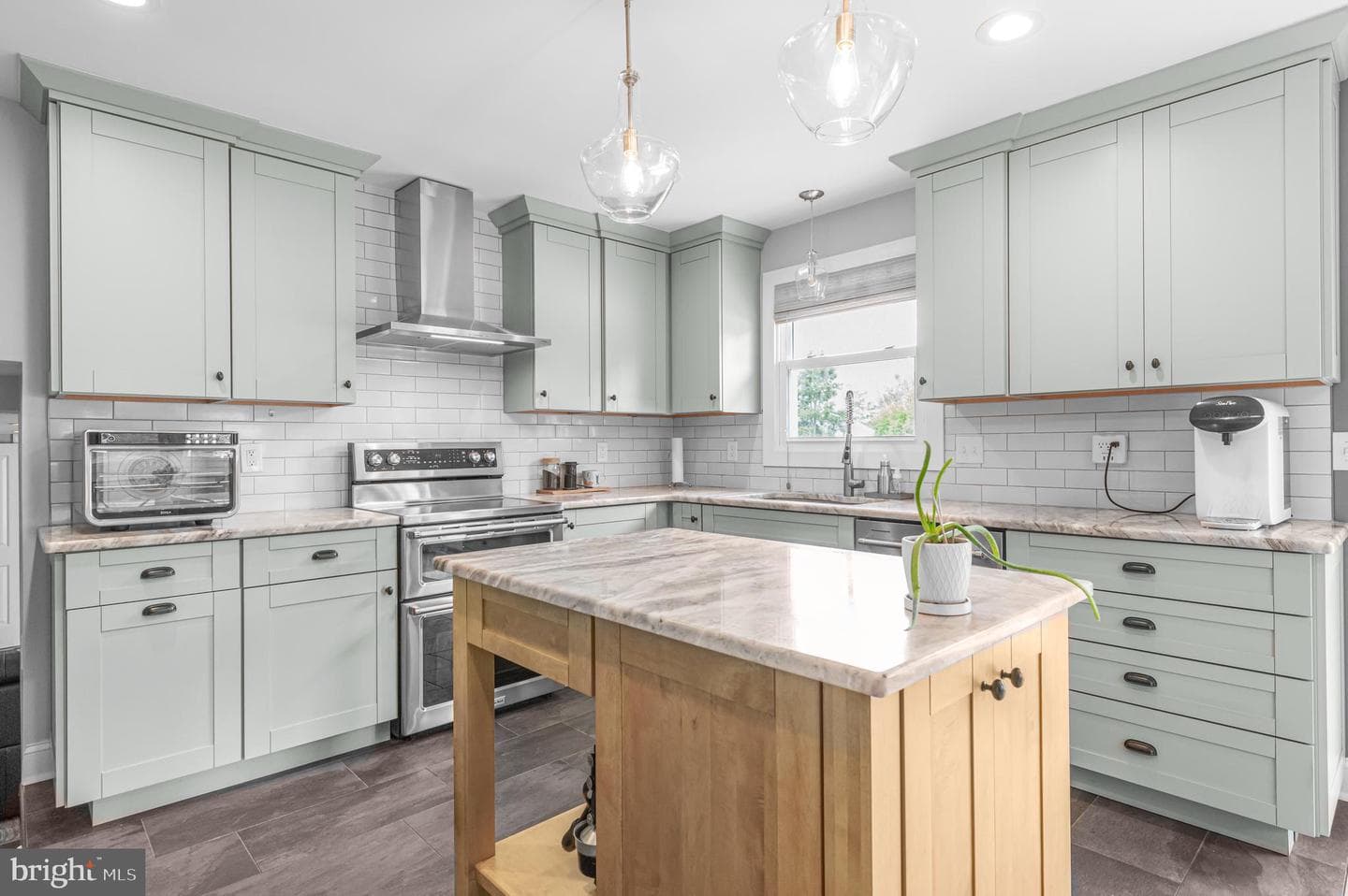 728 Caley Road photo 7