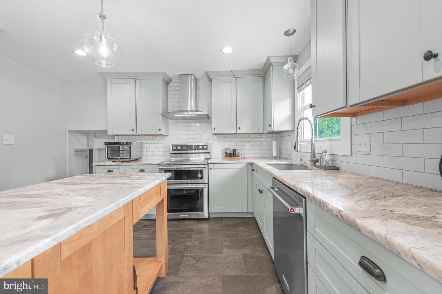 728 Caley Road photo 9