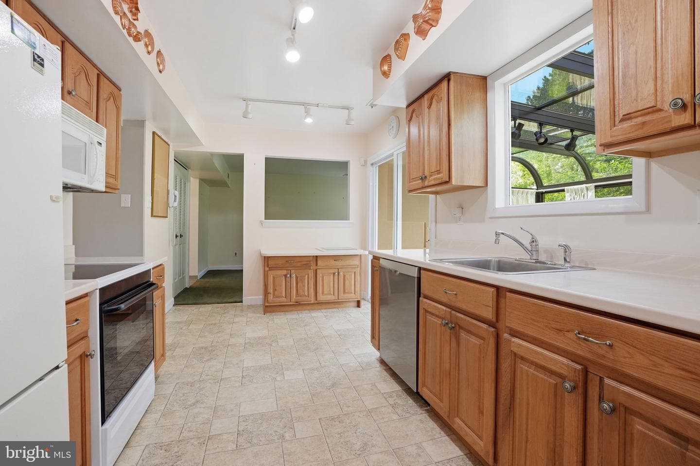 2049 Hawthorne Lane photo 9