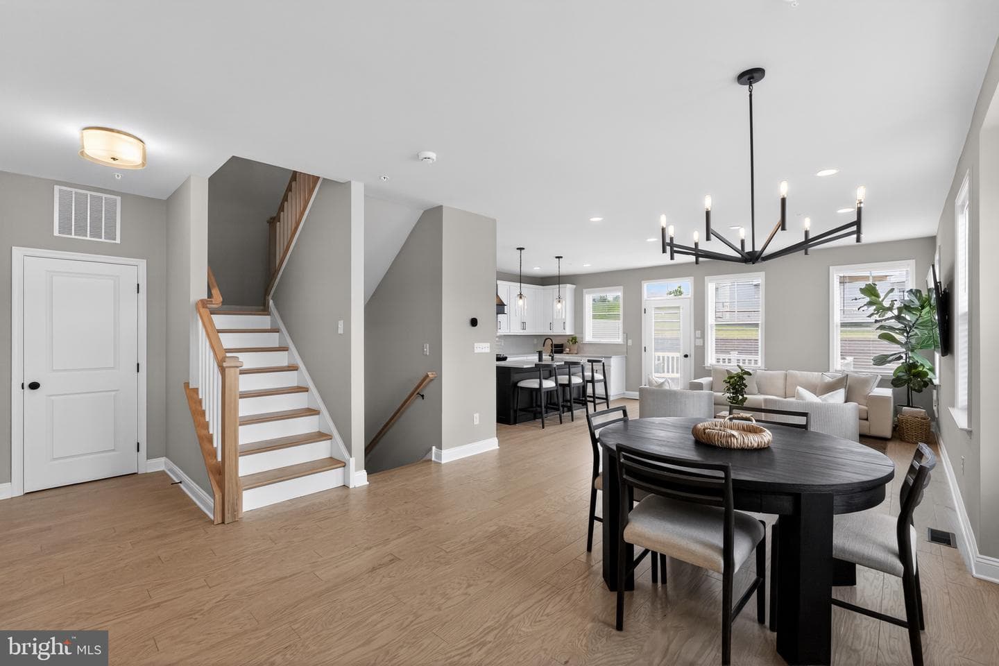 160 Charles Lane photo 4