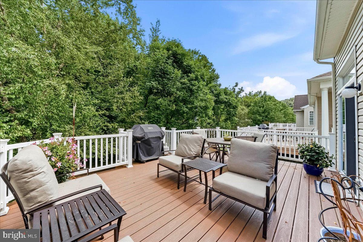 404 Peters Way photo 2