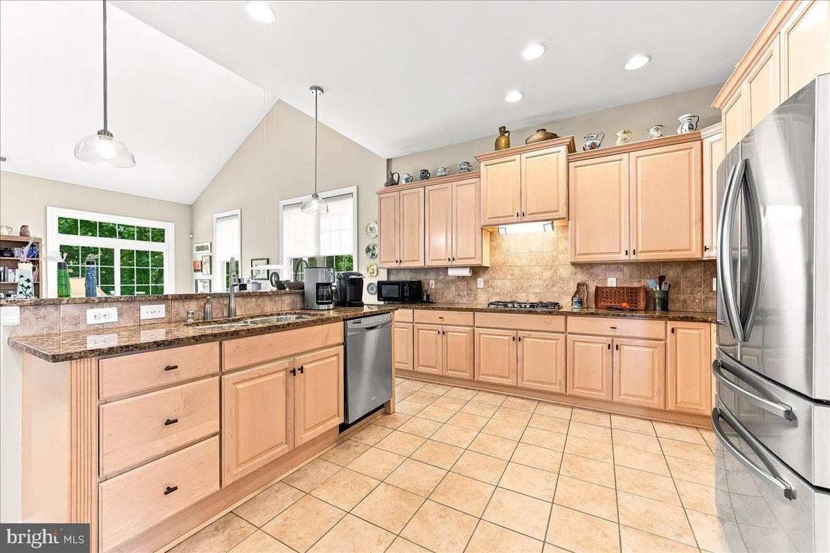 404 Peters Way photo 7