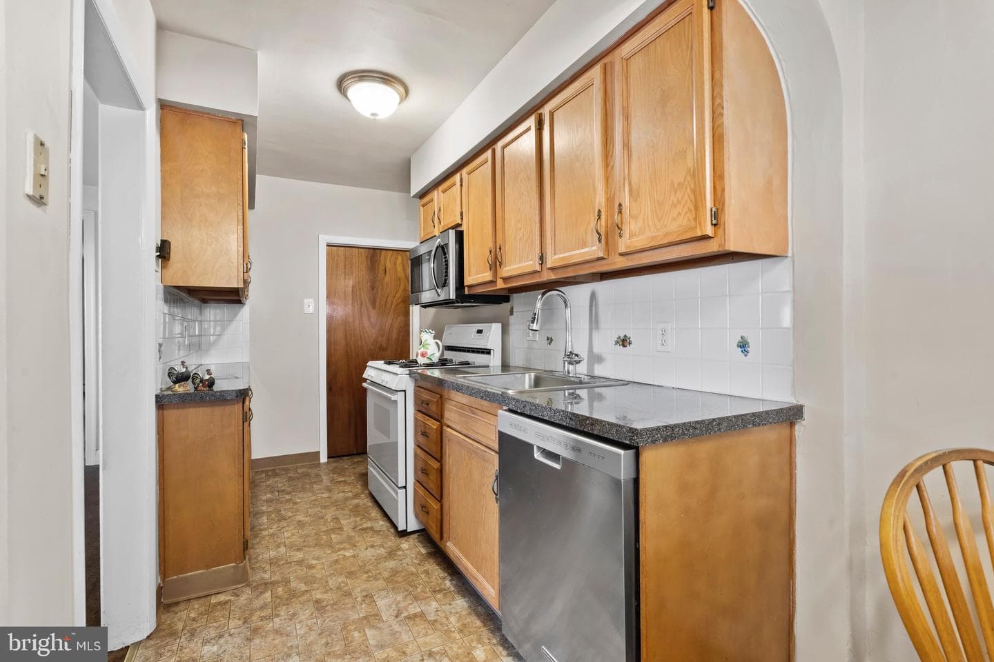 242 Henley Road photo 9