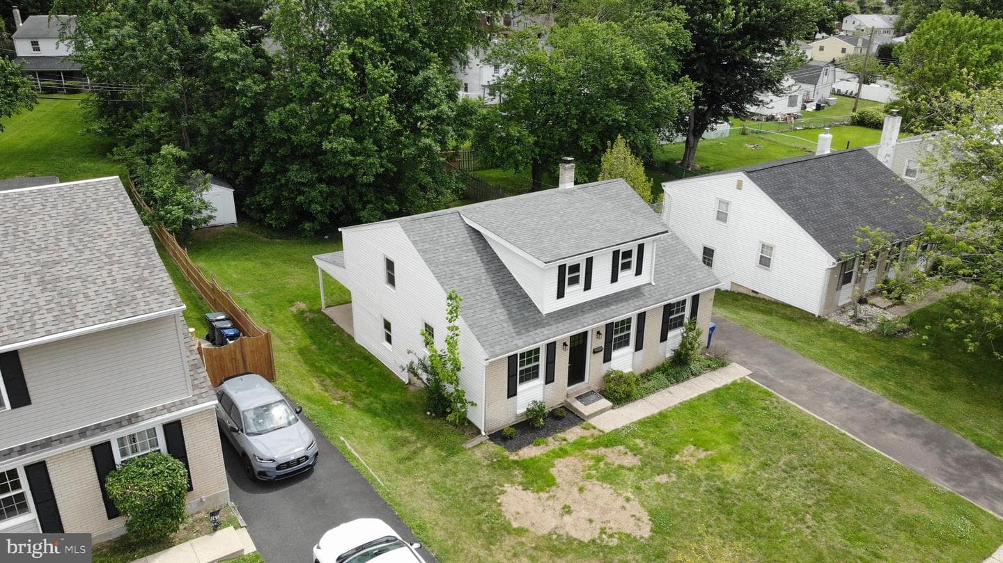 2921 Senak Road, Abington