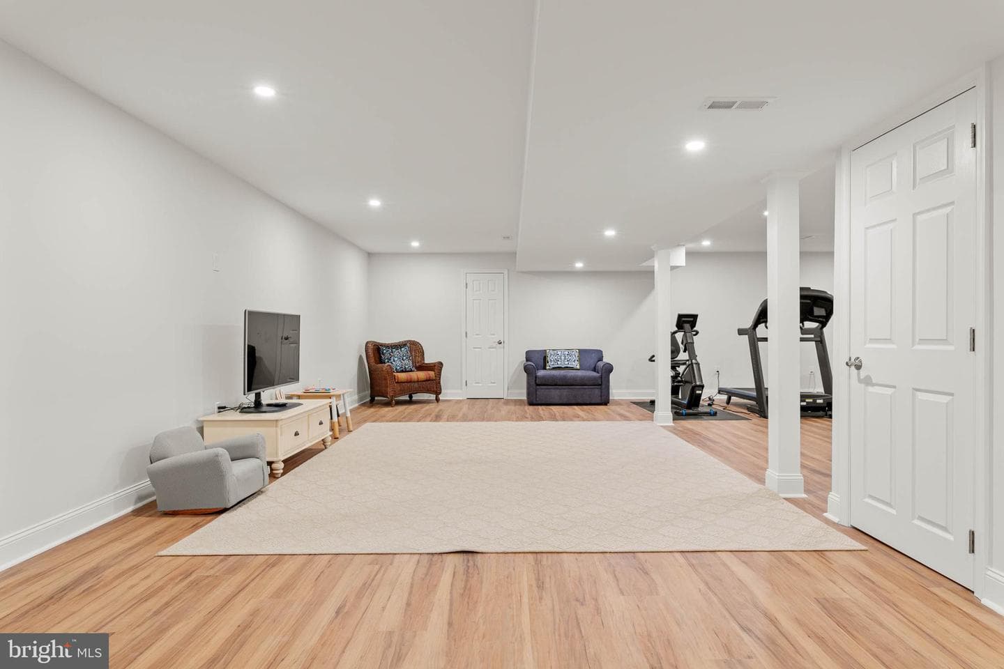 401 Tamworth Court photo 33