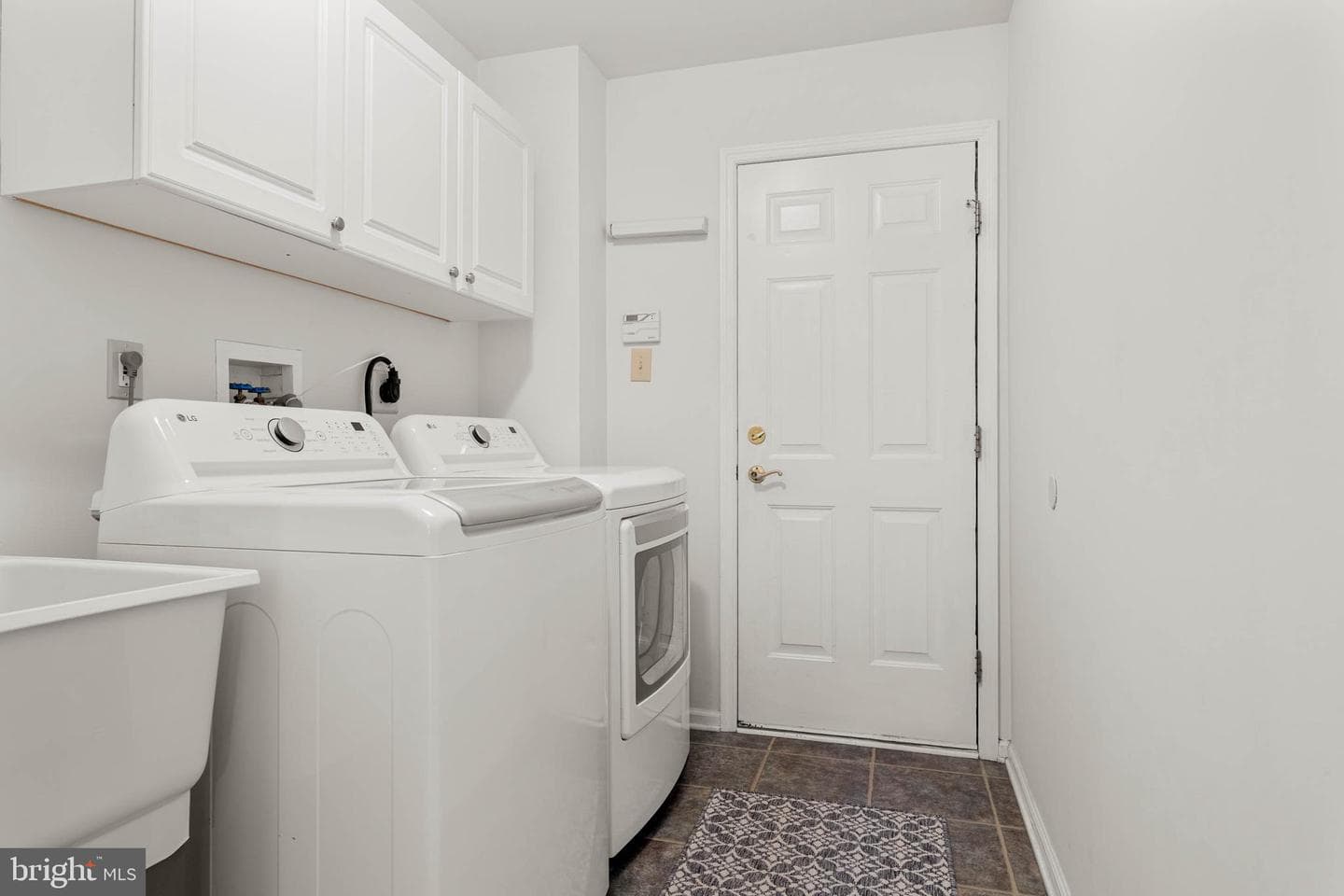401 Tamworth Court photo 36