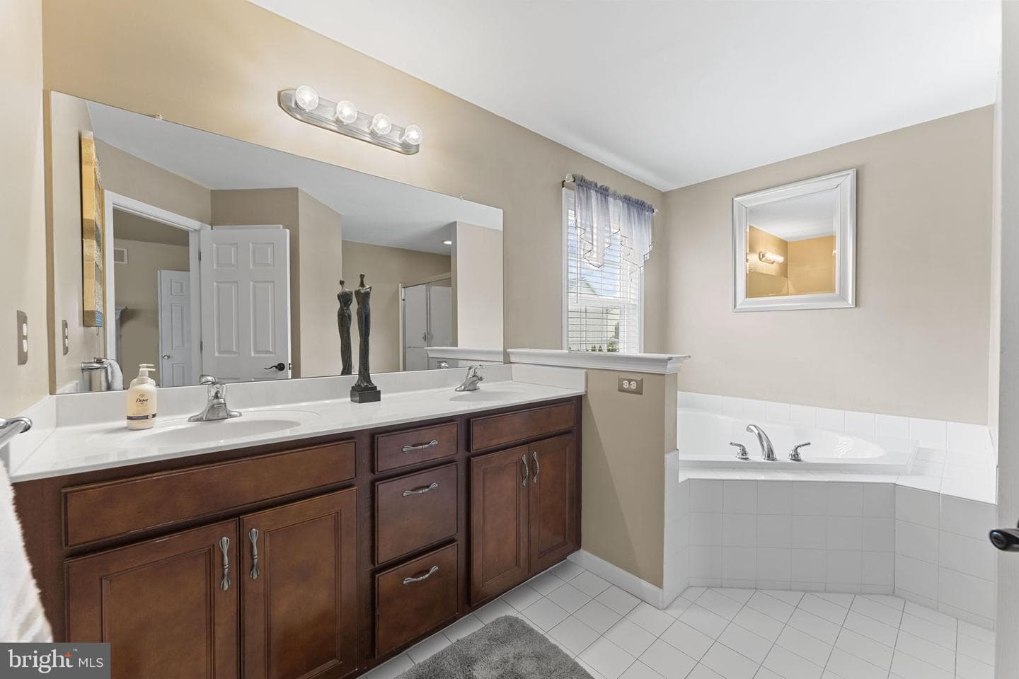114 Lawrence Drive photo 22