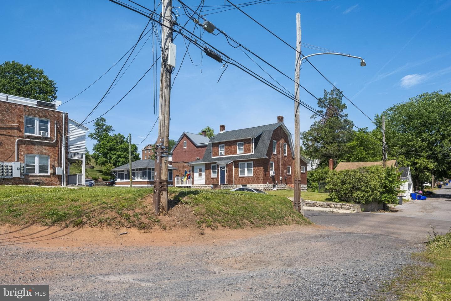 851 Queen Street photo 22