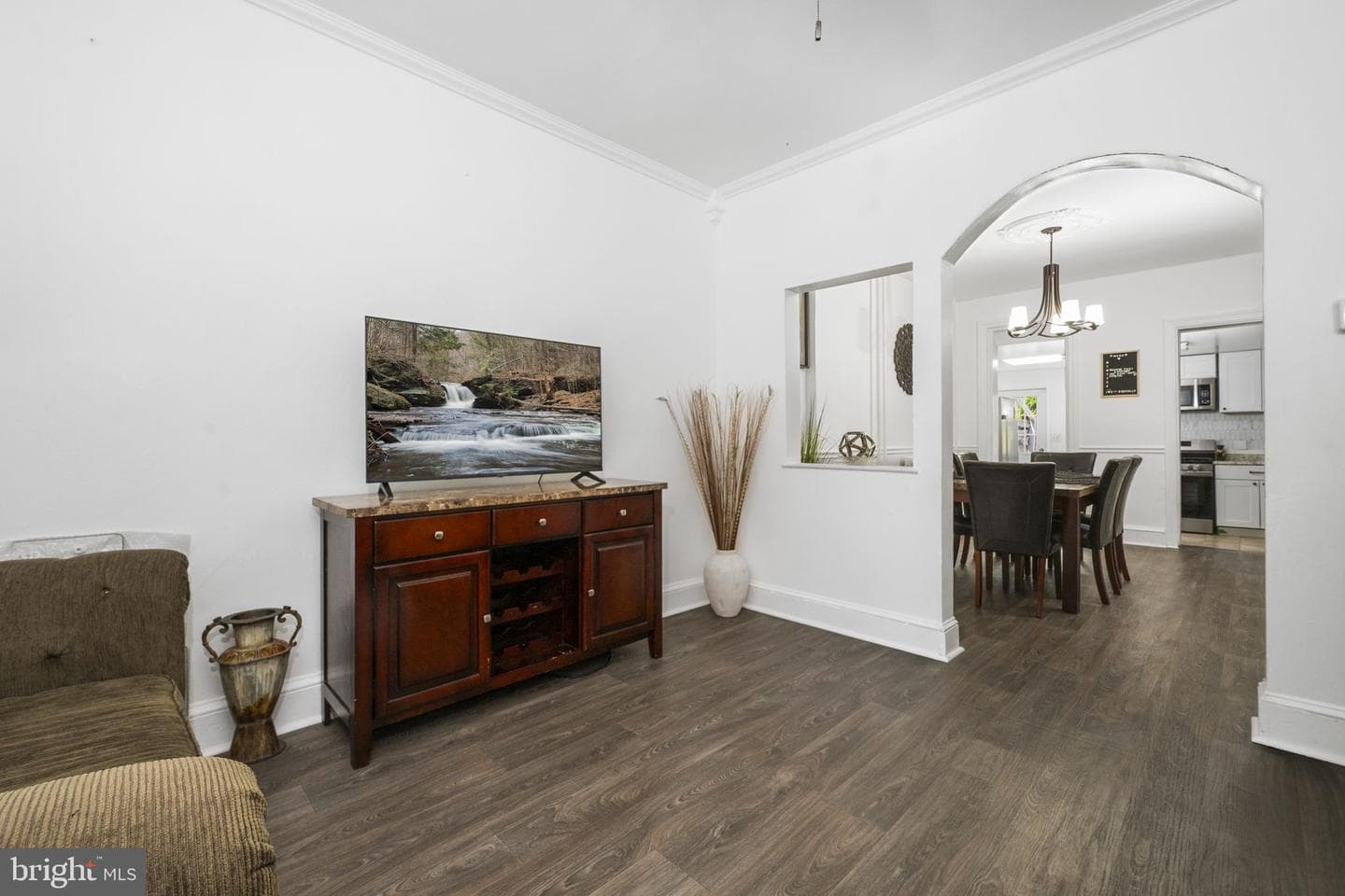 851 Queen Street photo 4