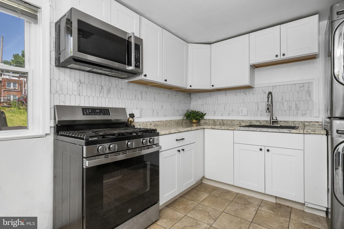 851 Queen Street photo 7