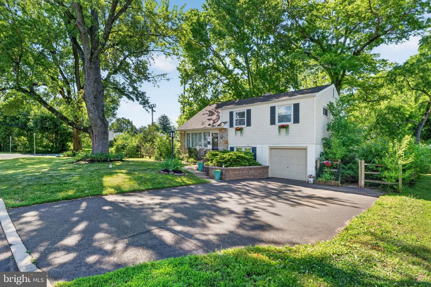 701 Abbey Lane photo 3