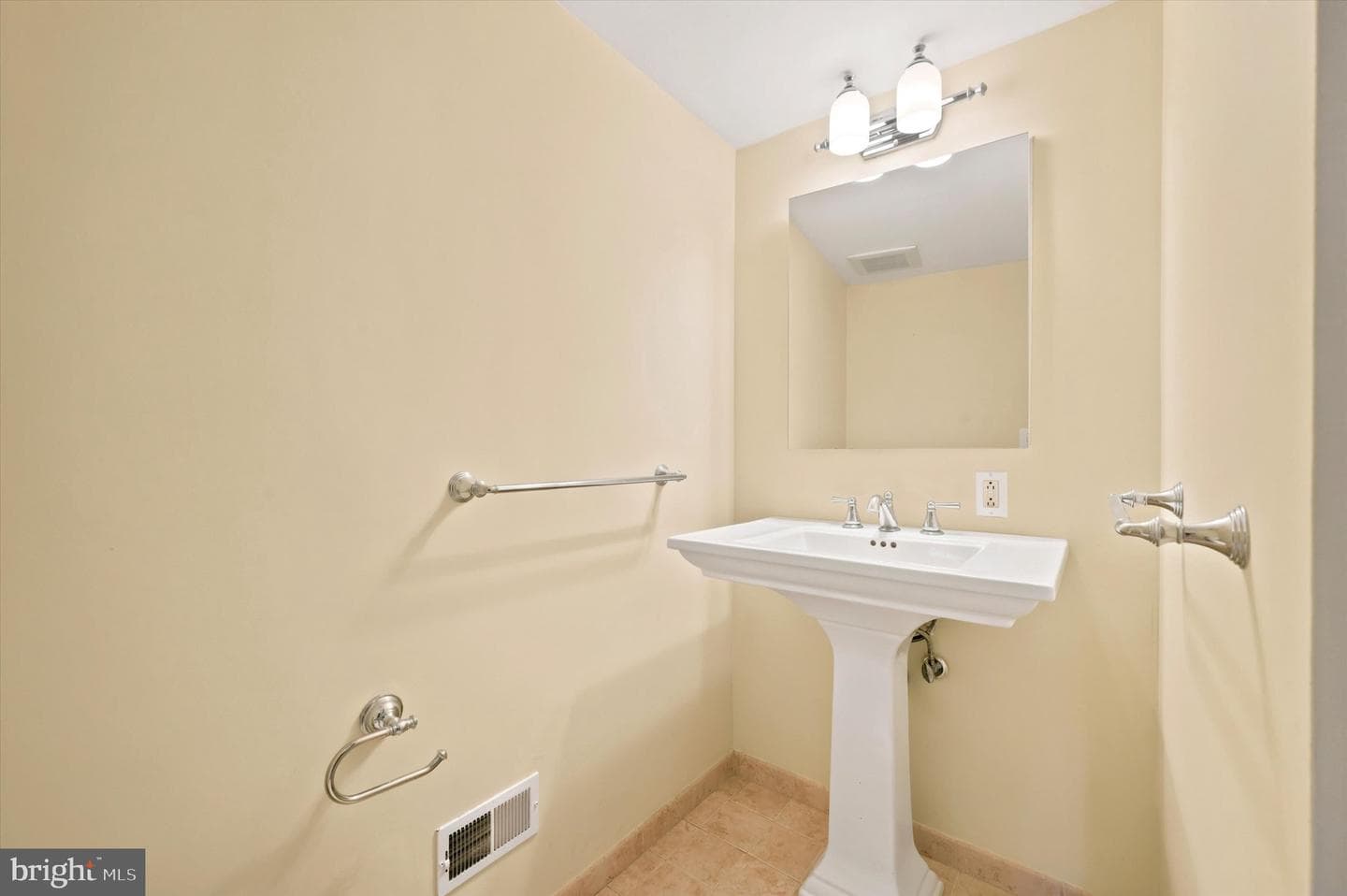901 E Mermaid photo 23