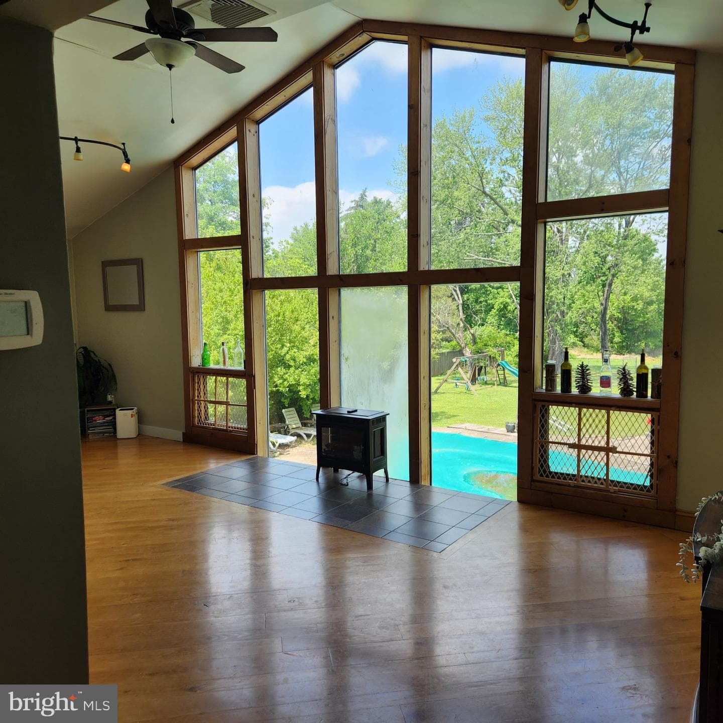 355 Stonehaven Drive photo 3