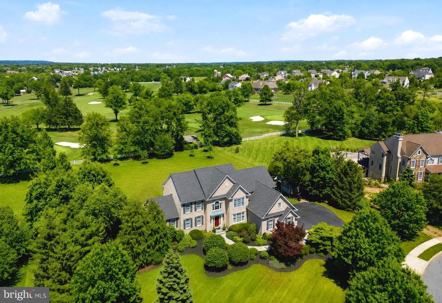 583 Oakmont Dr E, Telford