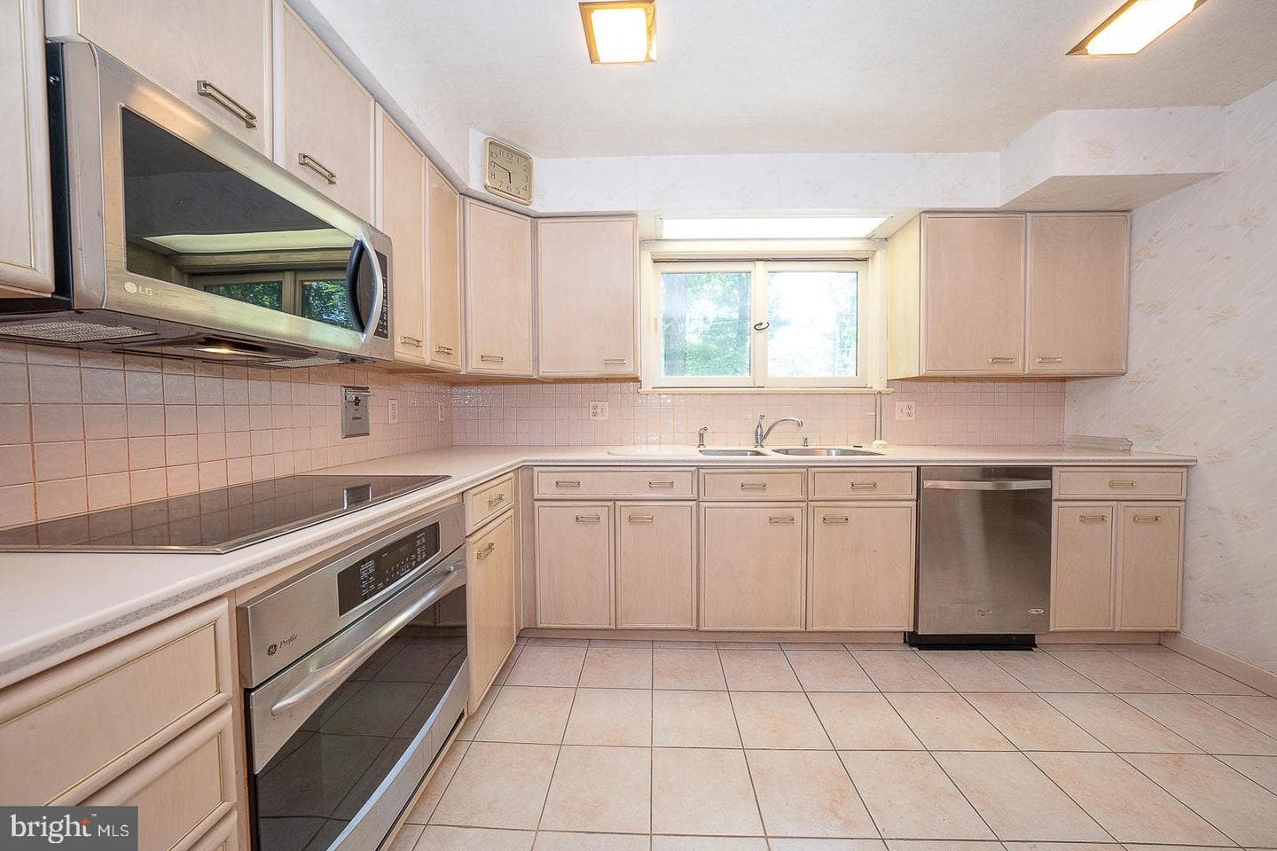 696 Forest Road photo 17