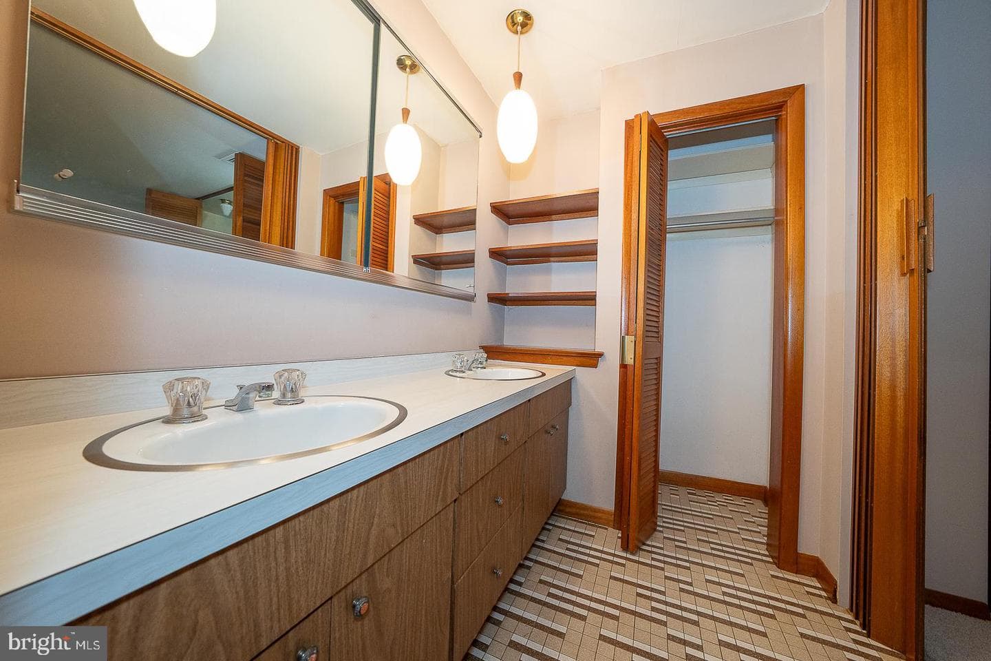 696 Forest Road photo 25