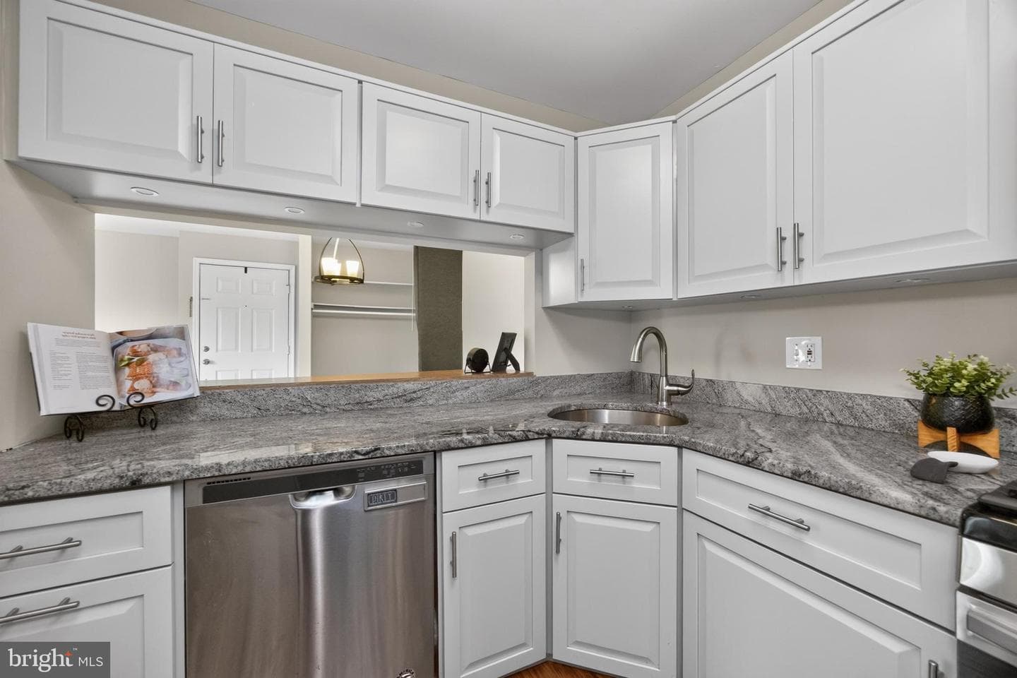 1016 Dogwood Court photo 9