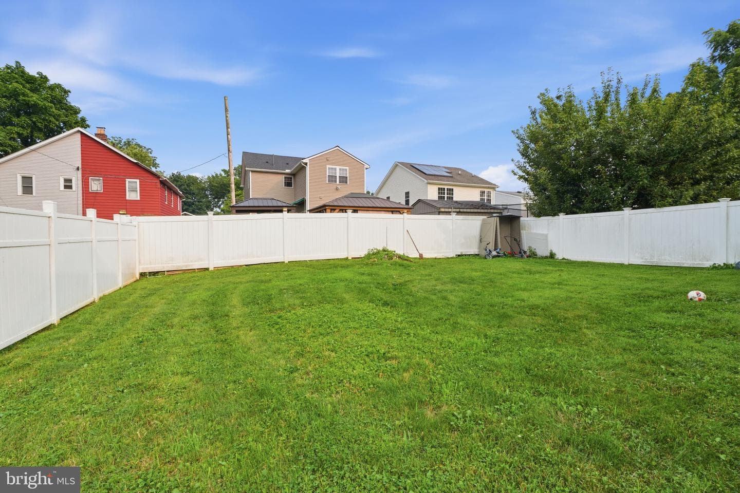 335 Linden Avenue photo 16