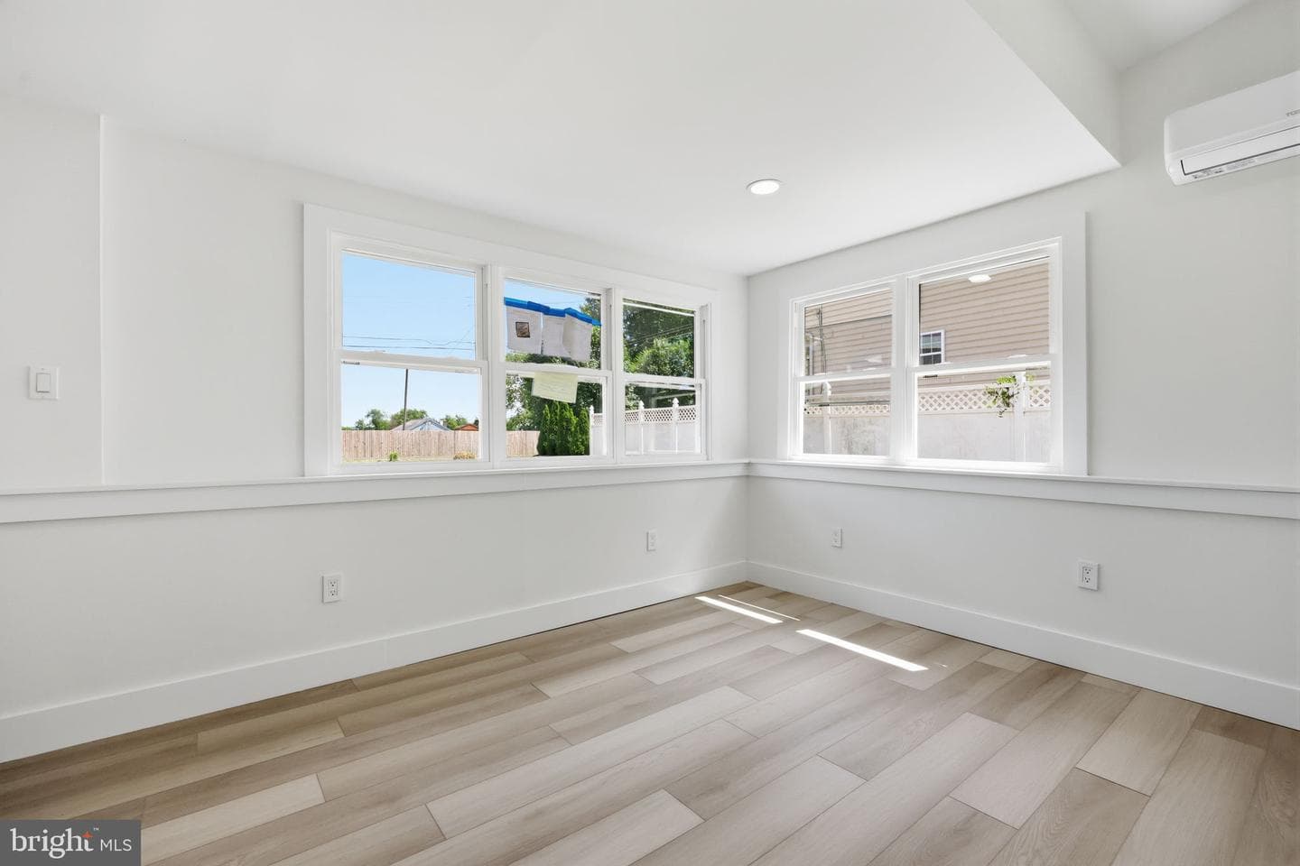 819 Center Avenue photo 12