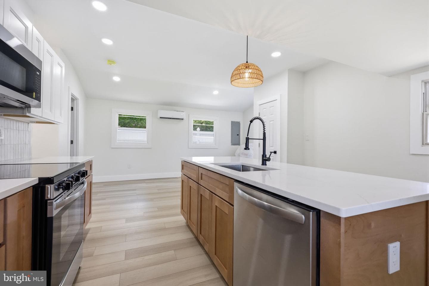 819 Center Avenue photo 4